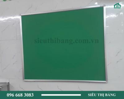Bảng ghim nỉ màu xanh lá treo tường