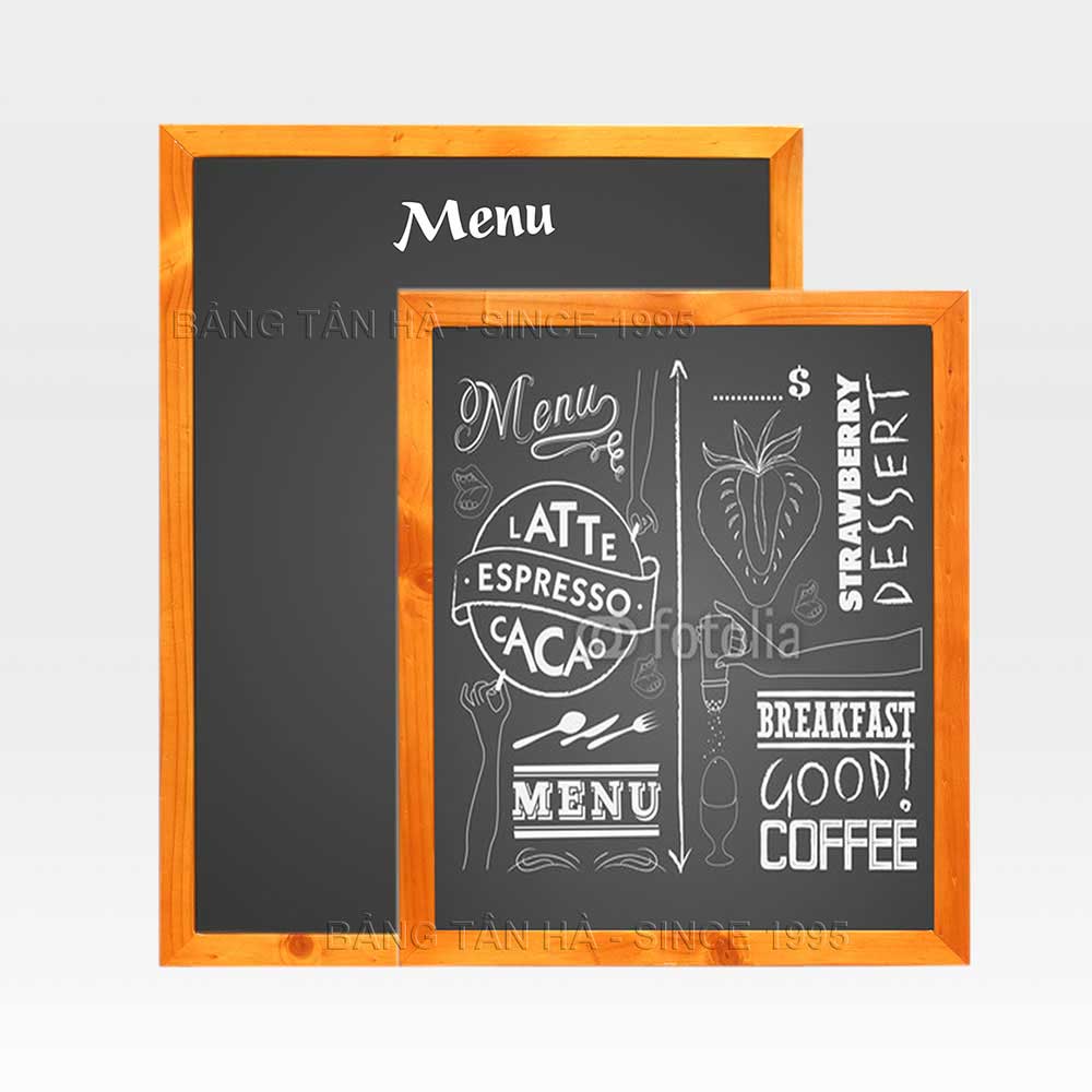 bảng menu treo tường trên giá gỗ