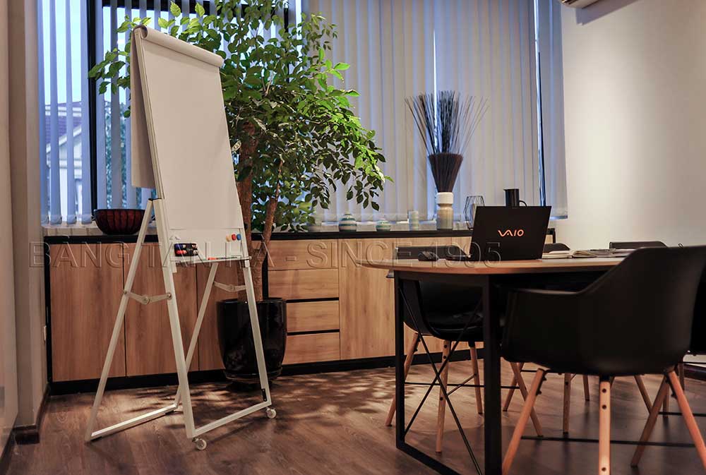 Bảng flipchart thực tế trong văn phòng